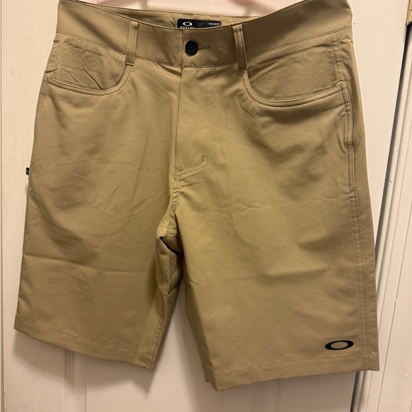 Oakley Men's Khaki Flat Front Shorts 
REGULAR FIT - Picture 6 of 10